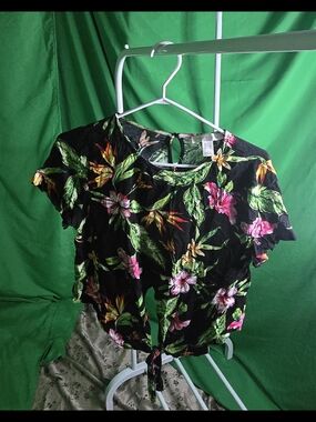 Urban Heritage Black Tropical Floral Tie-Front Crop Top
